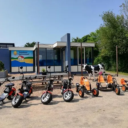 6-persoons Met Omheinde Tuin Vlakbij Strand, Hond Welkom Warmenhuizen